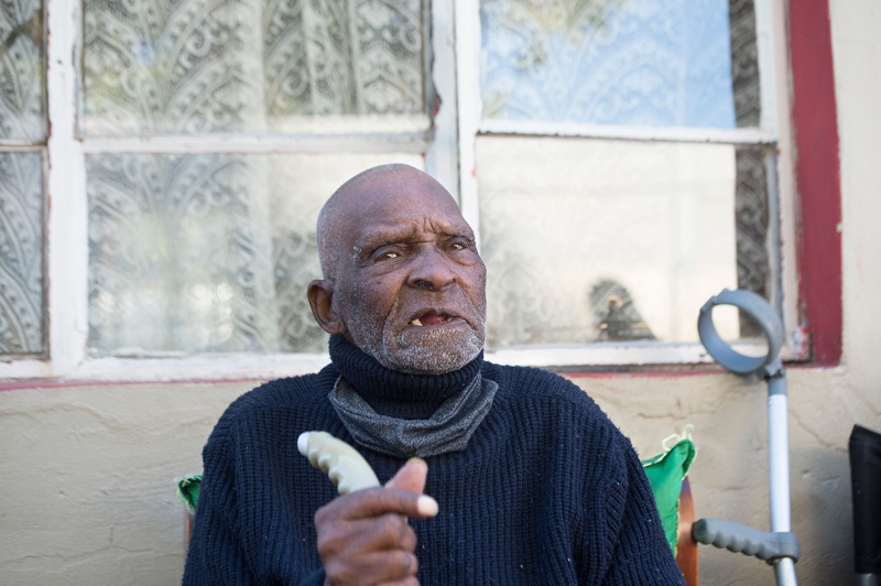 (FILES) In this file photo taken on May 8, 2020 Fredie Blom talks about his recollections as he celebrates his 116th birthday at his home in Delft, near Cape Town. - One of South Africa's oldest citizens Fredie Blom, has died aged 116, his family said on August 22, 2020. Possibly one of the oldest men in the world, Blom was born 8 May 1904, in the rural town of Adelaide, tucked near the Great Winterberg mountain range of South Africa's Eastern Cape province. (Photo by RODGER BOSCH / AFP)