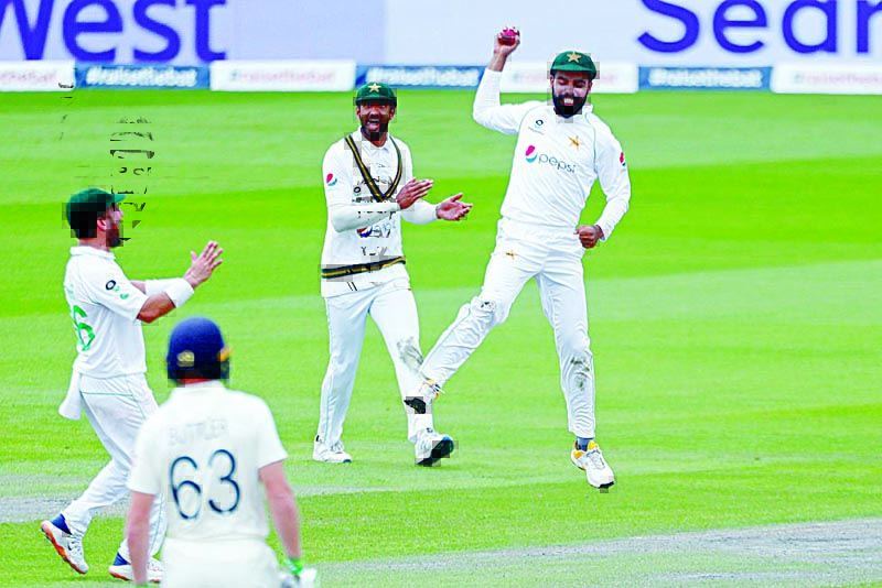 Pakistan's Shadab Khan (R) celebrates after taking a catch to dismiss England's Ollie Pope for 7 during play on the fourth day of the first Test cricket match between England and Pakistan at Old Trafford in Manchester, north-west England on August 8, 2020. (Photo by LEE SMITH / POOL / AFP) / RESTRICTED TO EDITORIAL USE. NO ASSOCIATION WITH DIRECT COMPETITOR OF SPONSOR, PARTNER, OR SUPPLIER OF THE ECB