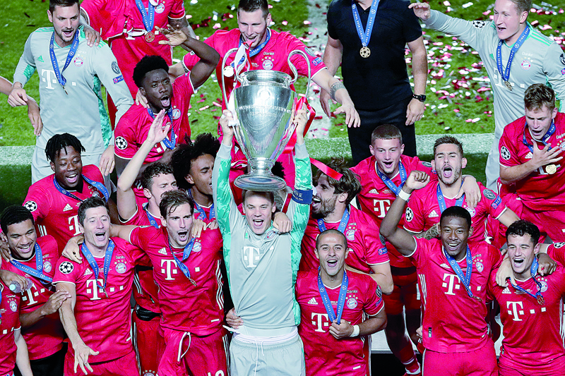 Bayern Munich's German goalkeeper Manuel Neuer (C) celebrates with teammates and the trophy after Bayern won the UEFA Champions League final football match between Paris Saint-Germain and Bayern Munich at the Luz stadium in Lisbon on August 23, 2020. (Photo by Manu Fernandez / POOL / AFP)