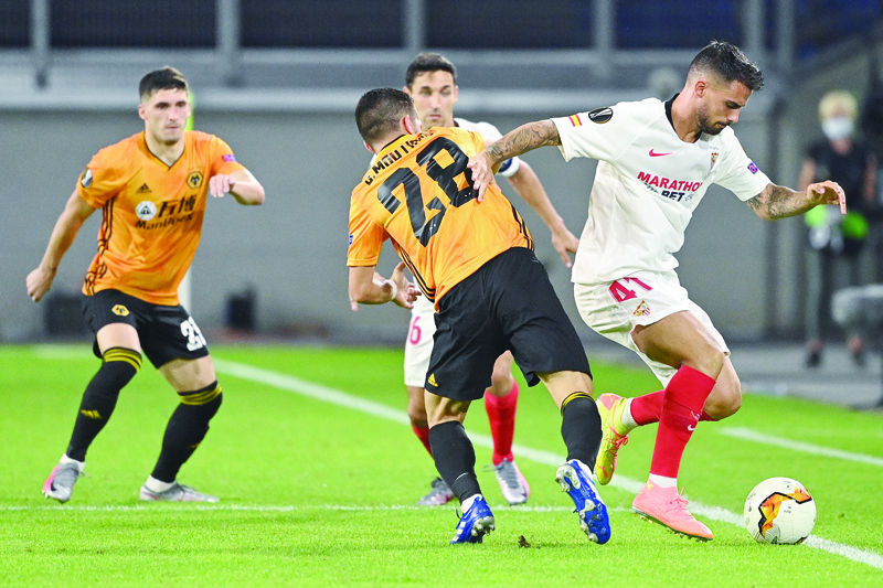 Sevilla's Spanish midfielder Suso (R) and Wolverhampton Wanderers' Portuguese midfielder Joao Moutinho vie for the ball during the UEFA Europa League quarter-final football match Wolverhampton Wanderers v Sevilla at the MSV Arena on August 11, 2020 in Duisburg, western Germany. (Photo by Ina Fassbender / POOL / AFP)