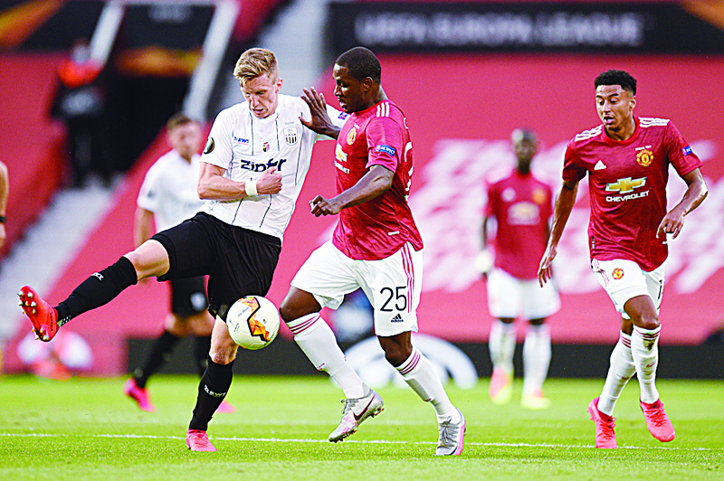LASK's Austrian defender Philipp Wiesinger (L) vies with Manchester United's Nigerian striker Odion Ighalo during the UEFA Europa League last 16 second leg football match between Manchester United and Linzer ASK at Old Trafford in Manchester, north west England, on August 5, 2020. (Photo by Oli SCARFF / AFP)
