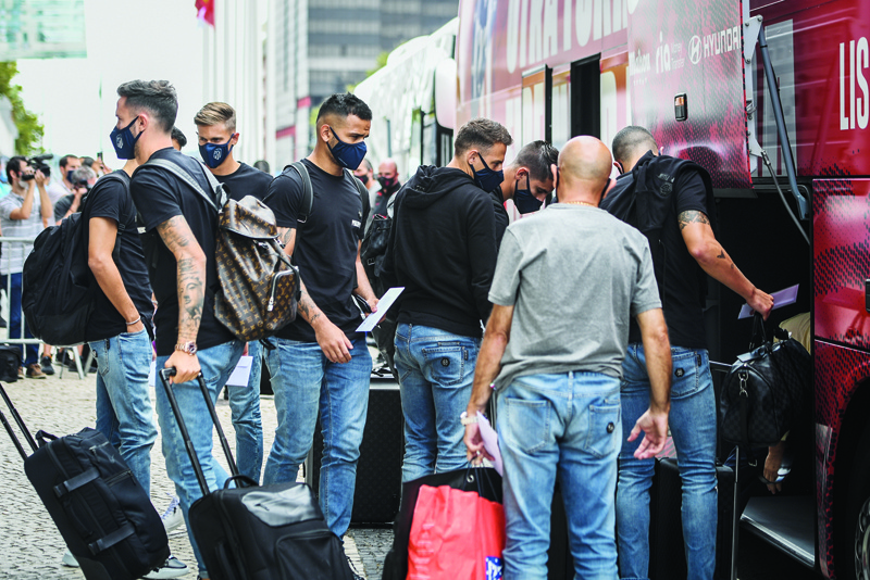 Atletico Madrid's players arrive to the team hotel in Lisbon on August 11, 2020 ahead of the UEFA Champions League finals. (Photo by PATRICIA DE MELO MOREIRA / AFP)