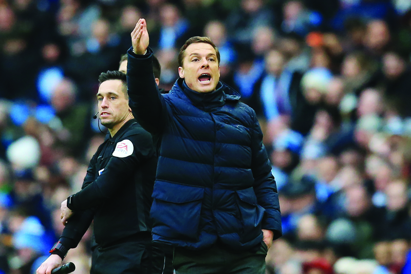 (FILES) In this file photo taken on January 26, 2020 Fulham's English manager Scott Parker gestures on the touchline during the English FA Cup fourth round football match between Manchester City and Fulham at the Etihad Stadium in Manchester, north west England. - Brentford and Fulham will slug it out for a place in the Premier League on Tuesday, August 4 when the London rivals clash in a Championship play-off final worth an estimated £170 million ($220 million) to the winners. (Photo by Lindsey Parnaby / AFP) / RESTRICTED TO EDITORIAL USE. No use with unauthorized audio, video, data, fixture lists, club/league logos or 'live' services. Online in-match use limited to 120 images. An additional 40 images may be used in extra time. No video emulation. Social media in-match use limited to 120 images. An additional 40 images may be used in extra time. No use in betting publications, games or single club/league/player publications. /