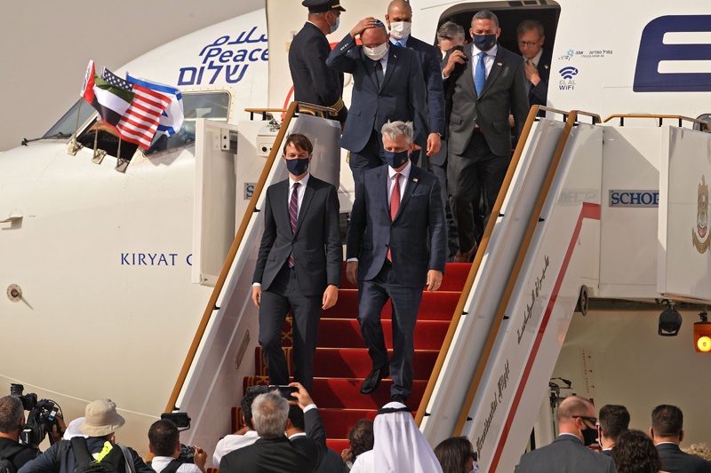 A US-Israeli delegation led by US Presidential Adviser Jared Kushner (L) disembark from an El Al's airliner, upon landing on the tarmac on August 31, 2020, in the first-ever commercial flight from Israel to the UAE at the Abu Dhabi airport. - A US-Israeli delegation including White House advisor Jared Kushner took off on a historic first direct commercial flight from Tel Aviv to Abu Dhabi to mark the normalisation of ties between the Jewish state and the UAE. (Photo by KARIM SAHIB / AFP)