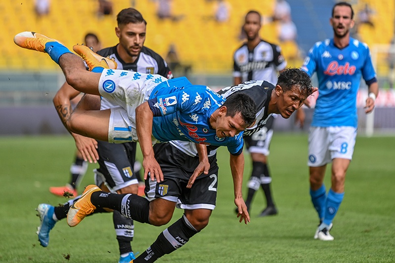 Napoli's Mexican forward Hirving Lozano (L) collides with Parma's Portuguese defender Bruno Alves during the Italian Serie A football match Parma vs Napoli on September 20, 2020 at the Ennio-Tardini stadium in Parma. (Photo by Alberto PIZZOLI / AFP)