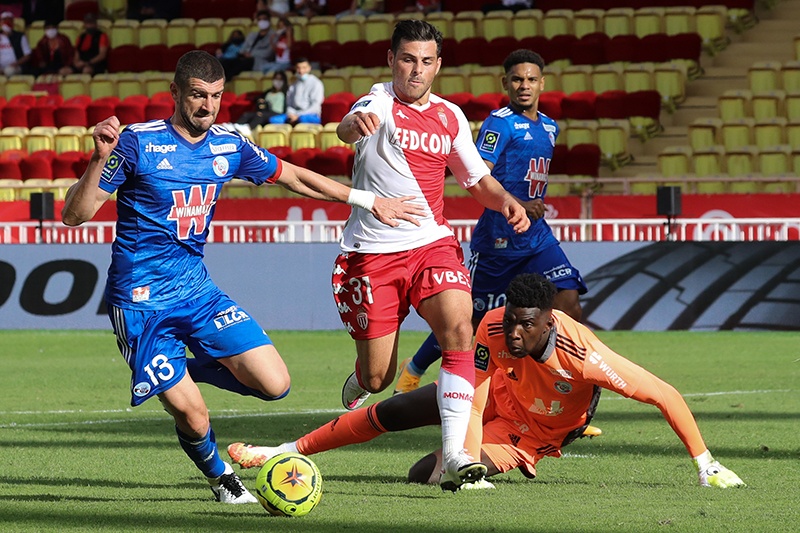 Monaco's German forward Kevin Volland (C) fights for the ball with Strasbourg's Serbian defender Stefan Mitrovic (L) during the French L1 football match between Monaco (ASM) and Strasbourg (RCSA) at the Louis II stadium in Monaco, on September 27, 2020. (Photo by Valery HACHE / AFP)