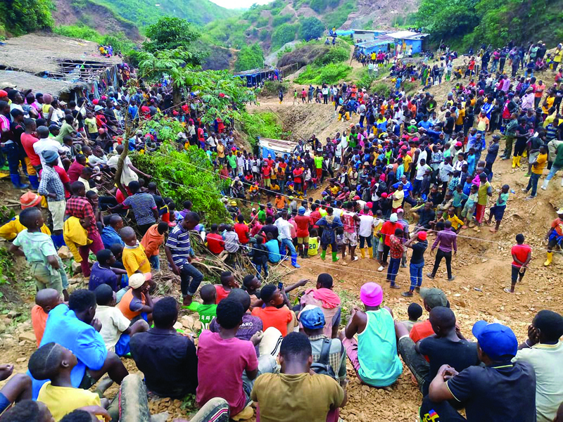 Hundreds of people gather in Kamituga, South Kivu, on September 12, 2020, at the entrance of one of the mines where dozens of Congolese artisanal miners are feared to be killed after heavy rain filled the mine tunnels. - About 50 people are feared dead after an artisanal gold mine collapsed on September 11 in the eastern Democratic Republic of Congo following torrential rain, a regional governor said on September 12. (Photo by STRINGER / AFP)