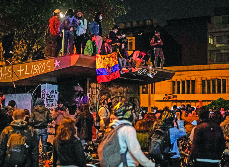 Protesters gather during a third day of protests over the death of a man in police custody, in Bogota early on September 12, 2020. - An apology from Colombia's defense minister for police brutality failed to stop a third night of protests on September 11, after the death of a man in custody sparked deadly rioting in the capital and other cities. (Photo by Juan BARRETO / AFP)