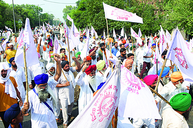 Farmers shout slogans as they march to burn an effigy of India's Prime Minister Narendra Modi and Union Agriculture Minister Narendra Singh Tomar, following the passing of†agriculture bills in the Lok Sabha (lower house) of representatives, on the outskirts of  Amritsar on September 20, 2020. (Photo by NARINDER NANU / AFP)