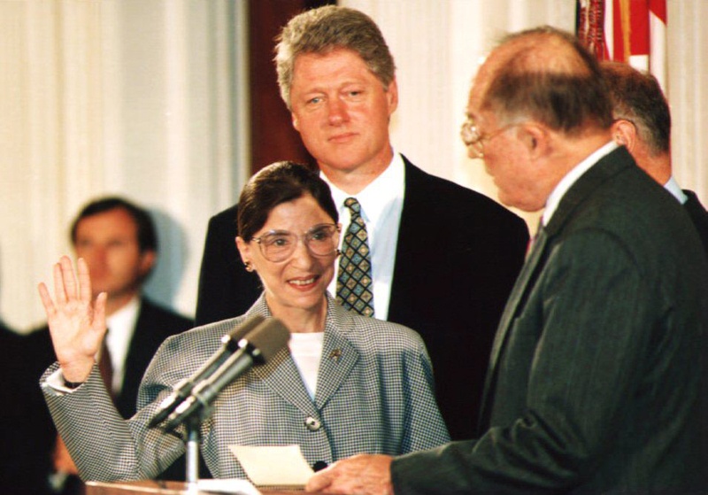 (FILES) In this file photo taken on August 09, 1993 Chief Justice of the U.S. Supreme Court William Rehnquist (R) administers the oath of office to newly-appointed U.S. Supreme Court Justice Ruth Bader Ginsburg (L) as U.S. President Bill Clinton looks on. - Supreme Court Justice Ruth Bader Ginsburg died September 18, 2020 at her home in Washington, the court says. She was 87.nGinsburg died of complications from metastatic pancreatic cancer. (Photo by KORT DUCE / AFP)