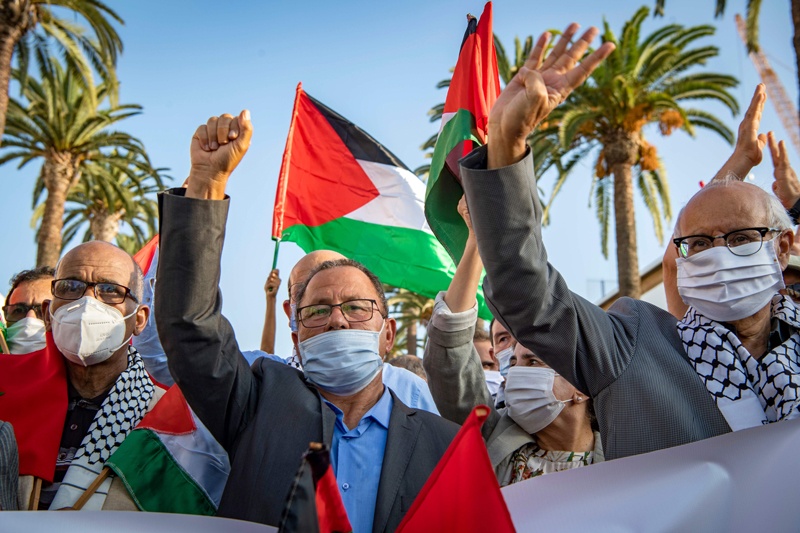 Moroccans wave the Palestinian flag during a demonstration in the capital Rabat on September 18, 2020, to denounce the Israeli normalisation deals with the United Arab Emirates and Bahrain. (Photo by FADEL SENNA / AFP)