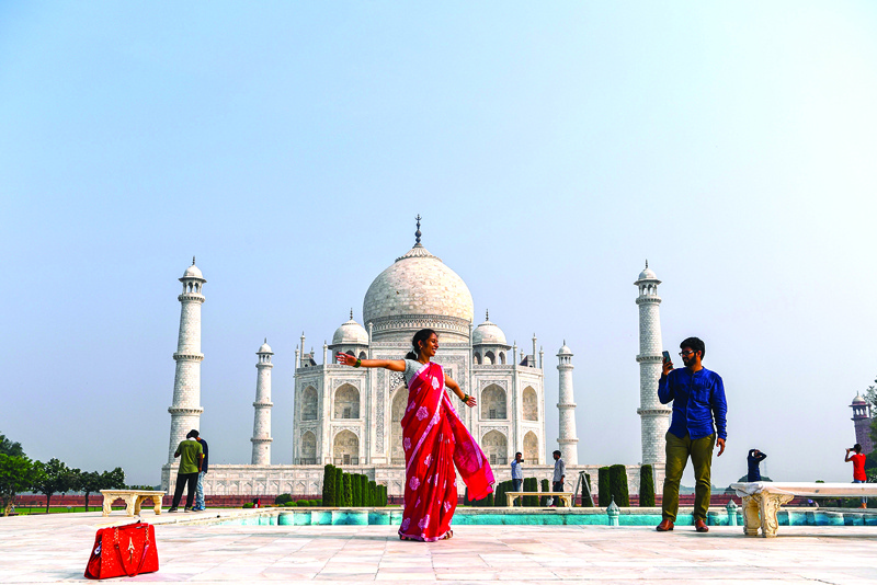 TOPSHOT - Tourists visit the Taj Mahal in Agra on September 21, 2020. - The Taj Mahal reopened to visitors on September 21 in a symbolic business-as-usual gesture even as India looks set to overtake the US as the global leader in coronavirus infections. (Photo by Sajjad HUSSAIN / AFP)