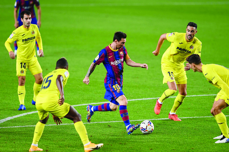 TOPSHOT - Barcelona's Argentinian forward Lionel Messi (C) runs with the ball during the Spanish league football match FC Barcelona against Villarreal CF at the Camp Nou stadium in Barcelona on September 27, 2020. (Photo by Josep LAGO / AFP)