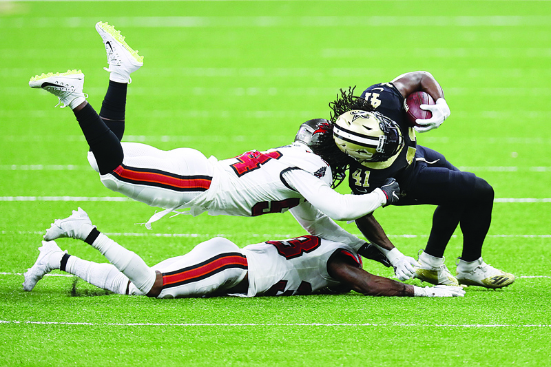 NEW ORLEANS, LOUISIANA - SEPTEMBER 13: Alvin Kamara #41 of the New Orleans Saints is tackled by Lavonte David #54 and Jordan Whitehead #33 of the Tampa Bay Buccaneers during the third quarter at the Mercedes-Benz Superdome on September 13, 2020 in New Orleans, Louisiana.   Chris Graythen/Getty Images/AFP