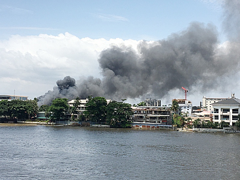 TOPSHOT - A general view of smoke arising from the Ikoyi prison that is on fire in Lagos on October 22, 2020. - Gunshots could be heard on October 22, 2020 and smoke was seen billowing from a prison in central Lagos as fresh unrest rocked Nigeria's biggest city after the shooting of protesters.nPolice close to the scene told AFP that assailants had attacked the detention facility in the upscale Ikoyi neighbourhood. (Photo by Sophie BOUILLON / AFP)