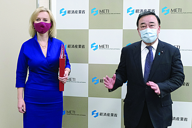British Secretary of State for International Trade Elizabeth Truss (L) and Japan's Economy, Trade and Industry Minister Hiroshi Kajiyama gather prior to their talks in Tokyo on October 23, 2020. (Photo by Kazuhiro NOGI / AFP)