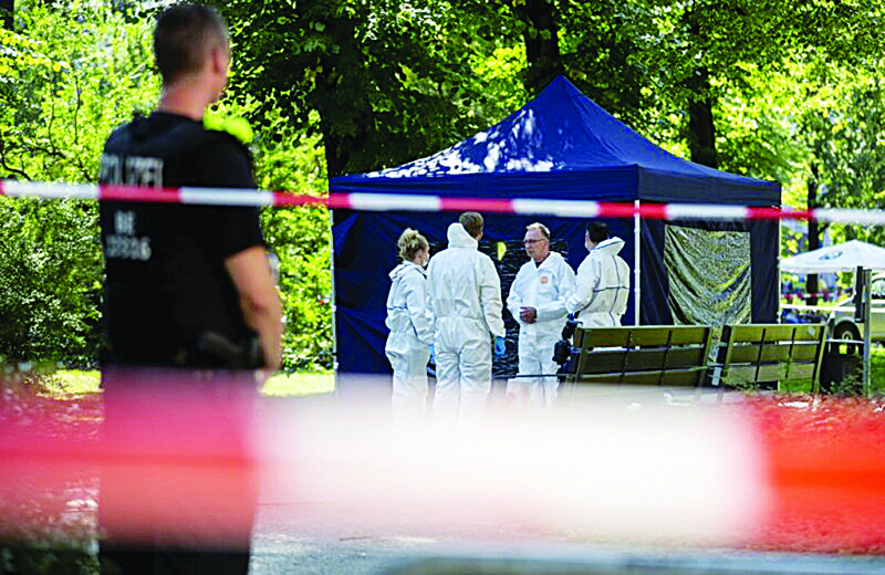 (FILES) This file photo taken on August 23, 2019 shows forensic experts of the police securing evidences at the site of a crime scene in Berlin's Moabit district, where a man of Georgian origin was shot dead. - German media, among them the weekly Der Spiegel magazine published on August 31, 2019, suppose an involvement of Russia in the assassination-style killing in the Berlin park of the Georgian who had fought against Russian forces in Chechnya. The victim, reportedly a veteran of the second Chechen War from 1999 to 2009 and identified as Zelimkhan Khangoshvili, was shot dead on August 23, 2019 after an assassination attempt four years ago led to him fleeing Georgia. (Photo by Christoph Soeder / dpa / AFP) / Germany OUT