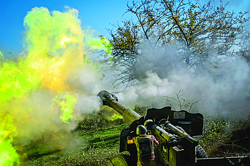 TOPSHOT - An Armenian soldier fires artillery on the front line on October 25, 2020, during the ongoing fighting between Armenian and Azerbaijani forces over the breakaway region of Nagorno-Karabakh. - The head of a Red Cross mission monitoring the Nagorno-Karabakh conflict called on October 22, 2020 for all parties to stop shelling civilians and respect international law in fighting that has killed nearly 1,000 people. (Photo by ARIS MESSINIS / AFP)