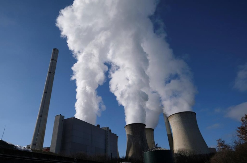 FILE PHOTO: Steam rises from the cooling towers of the lignite power plant complex of German energy supplier and utility RWE in Neurath, north-west of Cologne, Germany, February 5, 2020.    REUTERS/Wolfgang Rattay/File Photo