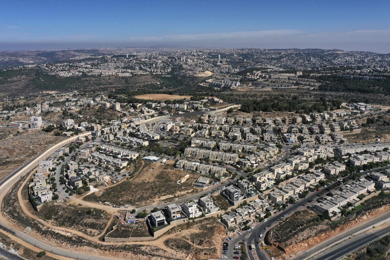 A picture taken on October 13, 2020, shows the Har Gilo settlement in the Israeli-occupied West Bank, with the city of Jerusalem seen in the background. (Photo by MENAHEM KAHANA / AFP)