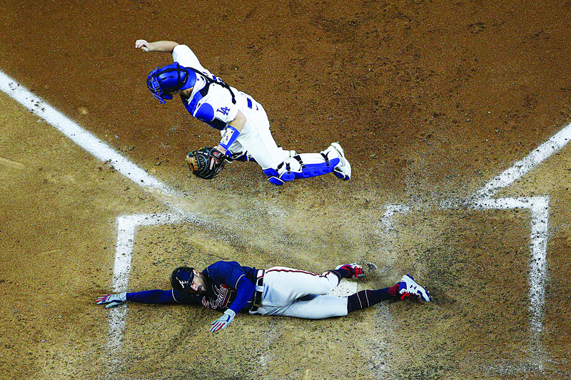 ARLINGTON, TEXAS - OCTOBER 13: Nick Markakis #22 of the Atlanta Braves scores a run against the Los Angeles Dodgers during the fifth inning in Game Two of the National League Championship Series at Globe Life Field on October 13, 2020 in Arlington, Texas.   Tom Pennington/Getty Images/AFPn== FOR NEWSPAPERS, INTERNET, TELCOS &amp; TELEVISION USE ONLY ==