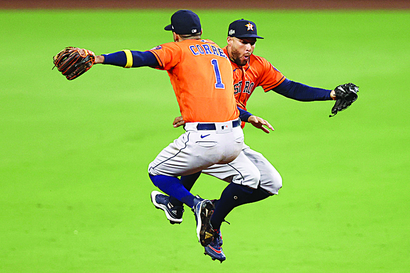 SAN DIEGO, CALIFORNIA - OCTOBER 16: Carlos Correa #1 and George Springer #4 of the Houston Astros celebrate a 7-4 win against the Tampa Bay Rays in Game Six of the American League Championship Series at PETCO Park on October 16, 2020 in San Diego, California.   Ezra Shaw/Getty Images/AFPn== FOR NEWSPAPERS, INTERNET, TELCOS &amp; TELEVISION USE ONLY ==