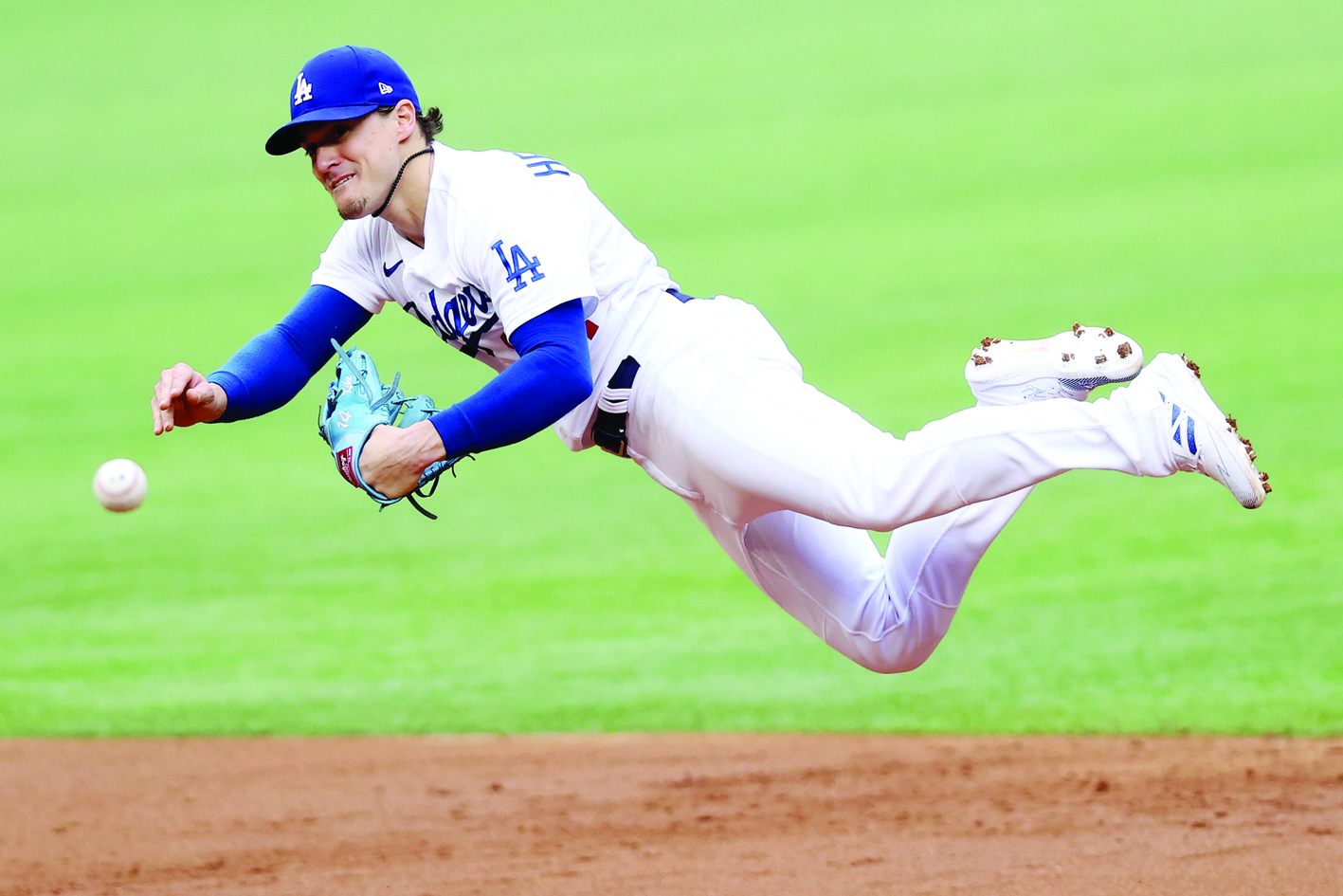 ARLINGTON, TEXAS - OCTOBER 17: Enrique Hernandez #14 of the Los Angeles Dodgers attempts to throw out the runner against the Atlanta Braves during the second inning in Game Six of the National League Championship Series at Globe Life Field on October 17, 2020 in Arlington, Texas.   Tom Pennington/Getty Images/AFPn== FOR NEWSPAPERS, INTERNET, TELCOS &amp; TELEVISION USE ONLY ==