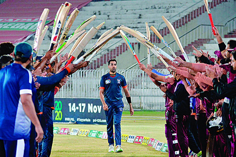 In this picture taken on October 16, 2020 teammates and opponents give a guard of honour to Pakistani cricketer Umar Gul (C) during the National T20 Cup in Rawalpindi. - Pakistan bowler Umar Gul, who earned the nickname 'Gul-dozer' for his rattling of stumps, has called time on his 17-year cricket career. (Photo by Aamir QURESHI / AFP) / TO GO WITH 'cricket-Pak-Gul',FOCUS by SHAHID HASHMI