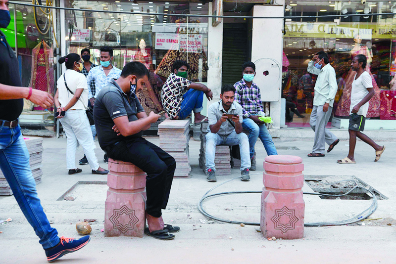 People wearing facemasks as a preventive measure against the Covid-19 coronavirus are seen in a market area in the old quarters of New Delhi on October 11, 2020. - India's coronavirus cases surged past seven million on October 11, taking it ever closer to overtaking the United States as the world's most infected country. (Photo by Sajjad  HUSSAIN / AFP)