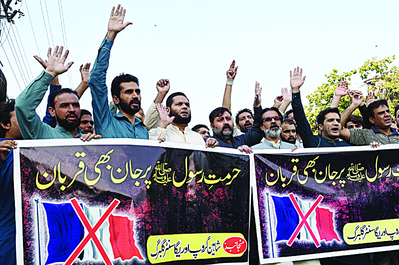 Traders shout slogans during a protest following French President Emmanuel Macron's comments of President over the Prophet Mohammed caricatures, in Lahore on October 26, 2020. - Pakistan on October 26 summoned French envoy to register protest over President Emmanuel Macron comments and for re-publishing of caricatures of Prophet Mohammed in a paris based magazine. (Photo by Arif ALI / AFP)