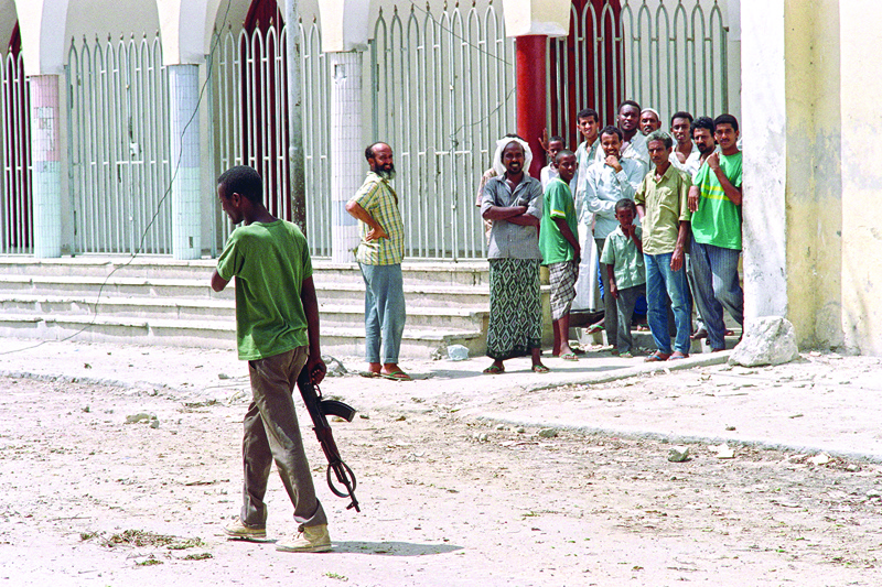 Troops loyal to General Mohamed Farah Haideed, the United Somali Congress (USC) chairman, fight with heavy guns in the streets of Mogadishu on Novenber 20, 1991 against troops loyal to President Ali Mahdi. Fighting began on November 17 and hundreds of residents have been wounded in the Madina hospital, 30 people died in two days. (Photo by Alexander JOE / AFP)