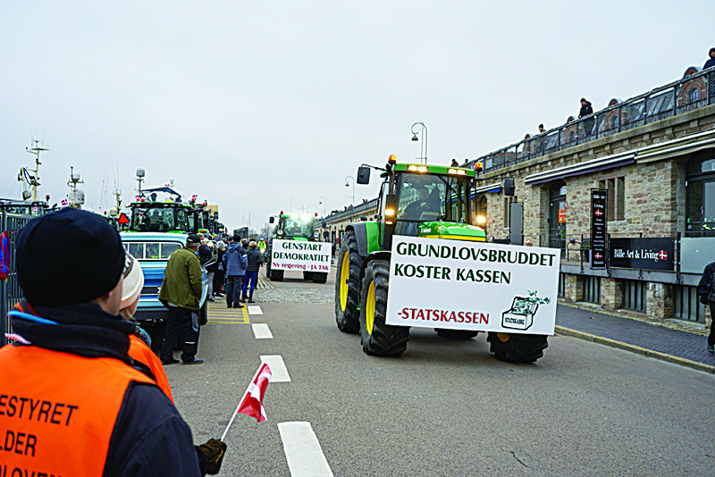 Hundreds of Danish farmers and mink breeders demonstrate with tractors against a government decision to cull their minks to halt the spread of a coronavirus variant on November 21, 2020. - More than 500 tractors, many decked out with the Danish flag, drove past the government's offices and parliament in Copenhagen to the port. (Photo by Thibault Savary / AFP)