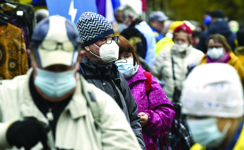 People wear face masks at the Hakaniemi Sunday market in Helsinki, Finland, on November 1, 2020, amid the novel coronavirus COVID-19 pandemic. - Finland has now 16 291 confirmed cases of Covid-19 with 358 fatalities. (Photo by Markku Ulander / Lehtikuva / AFP) / Finland OUT