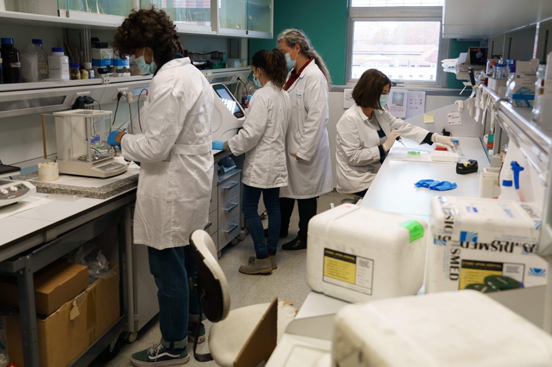 Researchers at the Institute of Molecular Biology and Genetics (IBGM) of the University of Valladolid (UVa) work on searching a vaccine against COVID-19, at a laboratory in Valladolid on November 10, 2020. (Photo by Cesar Manso / AFP)