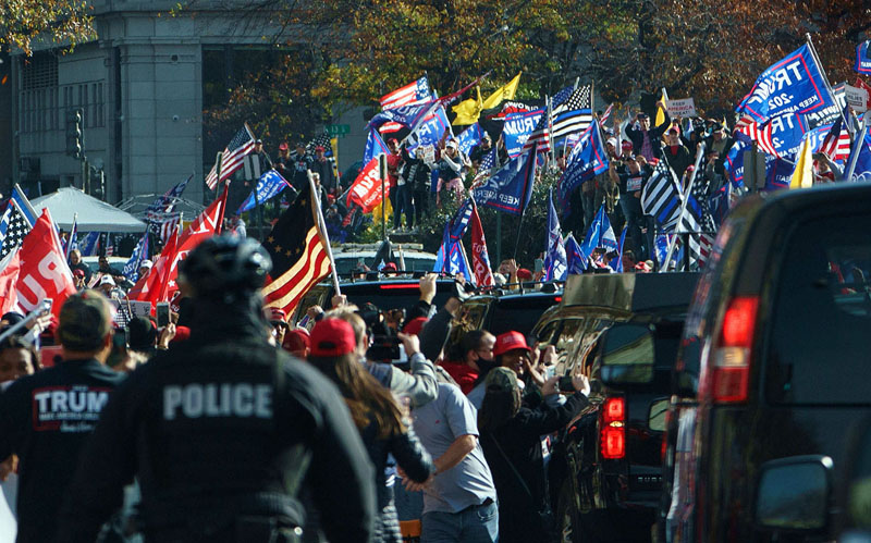 The motorcade of US President Donald Trump drives past supporters holding a rally in Washington, DC, on November 14, 2020. - Supporters are backing Trump's claim that the November 3 election was fraudulent. (Photo by MANDEL NGAN / AFP)