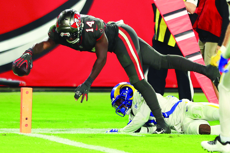 TAMPA, FLORIDA - NOVEMBER 23: Chris Godwin #14 of the Tampa Bay Buccaneers scores on a 13-yard pass during the fourth quarter in the game against the Los Angeles Rams at Raymond James Stadium on November 23, 2020 in Tampa, Florida.   Mike Ehrmann/Getty Images/AFP
