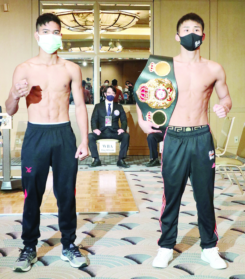 Japan's Hiroto Kyoguchi (R) and Thailand's Thanongsak Simsri (L) pose for a photo during their weigh-in in Osaka on November 2, 2020, ahead of their World Boxing Association (WBA) Light Flyweight Super Championship bout on November 3. (Photo by STR / JIJI PRESS / AFP) / Japan OUT