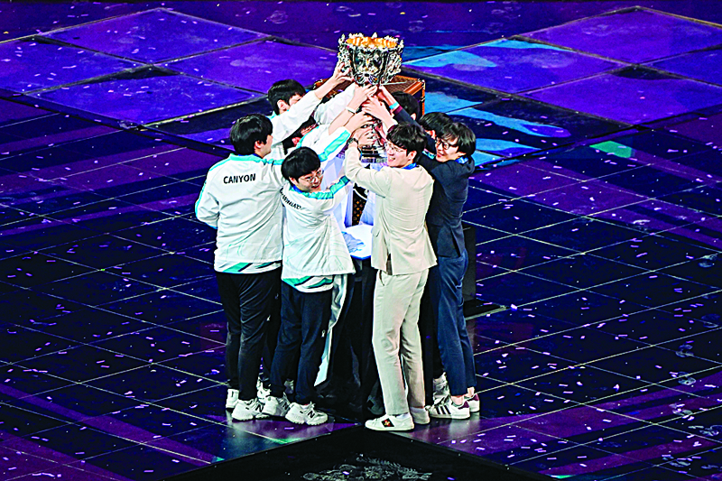South Korea's Damwon team celebrate their victory with the trophy after win against China's Suning team during the League of Legends World Video Game Championships final at SAIC Pudong Football Stadium in Shanghai on October 31, 2020. (Photo by HECTOR RETAMAL / AFP)