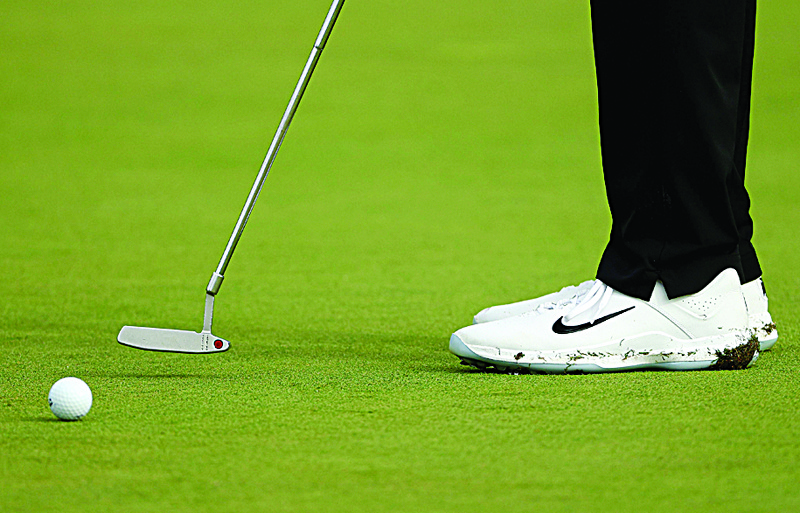 AUGUSTA, GEORGIA - NOVEMBER 11: A detail view of Tiger Woods' Nike shoes as he putts during a practice round prior to the Masters at Augusta National Golf Club on November 11, 2020 in Augusta, Georgia.   Patrick Smith/Getty Images/AFPn== FOR NEWSPAPERS, INTERNET, TELCOS &amp; TELEVISION USE ONLY ==
