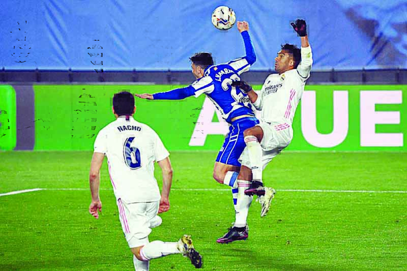 Alaves' Spanish defender Ximo Navarro (L) vies with Real Madrid's Brazilian midfielder Casemiro during the Spanish League football match between Real Madrid and Deportivo Alaves at the Alfredo Di Stefano stadium in Madrid, on November 28, 2020. (Photo by PIERRE-PHILIPPE MARCOU / AFP)