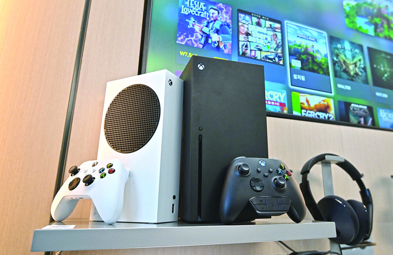 Microsoft's Xbox Series X (black) and series S (white) gaming consoles are displayed at a flagship store of SK Telecom in Seoul on November 10, 2020. (Photo by Jung Yeon-je / AFP)