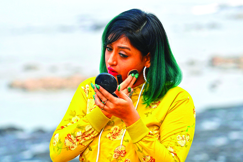 In this picture taken on November 3, 2020 India's hip-hop artist Palak Parnoor Kaur also known as 'Lil Malai' (Lil Cream) does her make-up before recording a song video at the Bandra Bandstand Promenade in Mumbai. - Bollywood movie songs normally dominate India's music charts. But when the pandemic dried up film releases, it created a huge opportunity for independent musicians to become famous ñ- sometimes from their bedrooms. (Photo by INDRANIL MUKHERJEE / AFP) / TO GO WITH 'India-music-economy-Bollywood, FOCUS' by Vishal MANVE