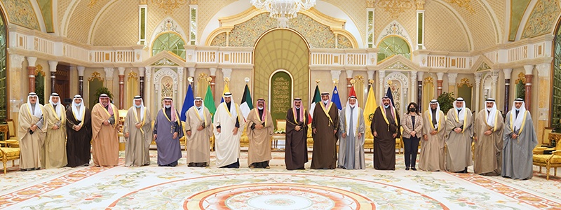 KUWAIT: HH the Amir Sheikh Nawaf Al-Ahmad Al-Jaber Al-Sabah and HH the Crown Prince Sheikh Mishal Al-Ahmad Al-Jaber Al-Sabah receive HH the Prime Minister Sheikh Sabah Al-Khaled Al-Hamad Al-Sabah and members of his new Cabinet at Bayan Palace yesterday. — AFP 