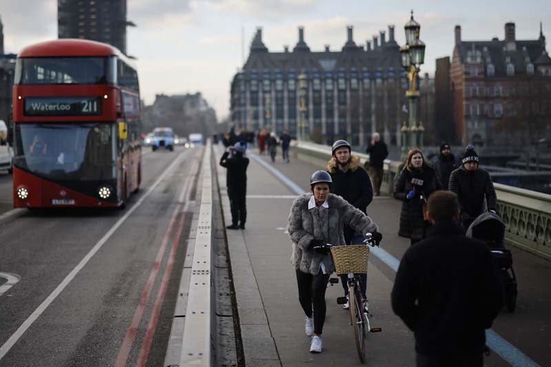 Pedestrians cross Westminster Bridge in London on December 8, 2020, as talks on a trade deal between the EU and the UK enter a critical stage. - With just a month until Britain's post-Brexit future begins and trade talks with the European Union still deadlocked, the UK government on Tuesday urged firms to prepare as it scrambles to finish essential infrastructure. (Photo by Tolga Akmen / AFP)