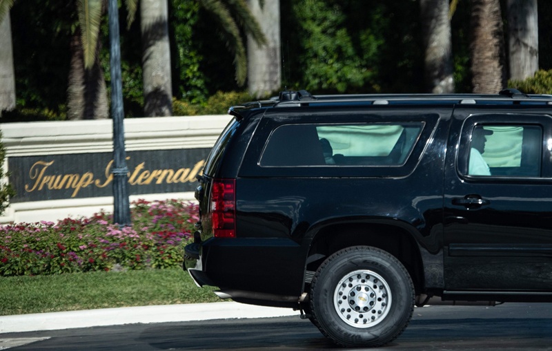 US President Donald Trump rides in the back of an SUV as his motorcade departs the Trump International Golf Club in West Palm Beach, Florida, December 27, 2020. (Photo by SAUL LOEB / AFP)