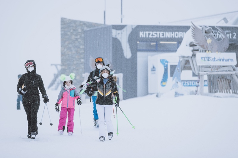 Skiers wear protective face masks at the Kitzsteinhorn in Kaprun, Austria, as the ski season opens on December 24, 2020. - Austria allowed its more than 400 ski stations to open, just two days before the country enters its third nationwide coronavirus lockdown. (Photo by STRINGER / various sources / AFP) / Austria OUT