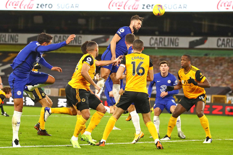 Chelsea's French striker Olivier Giroud (C) takes a shot at goal during the English Premier League football match between Wolverhampton Wanderers and Chelsea at the Molineux stadium in Wolverhampton, central England on December 15, 2020. (Photo by Michael Steele / POOL / AFP) / RESTRICTED TO EDITORIAL USE. No use with unauthorized audio, video, data, fixture lists, club/league logos or 'live' services. Online in-match use limited to 120 images. An additional 40 images may be used in extra time. No video emulation. Social media in-match use limited to 120 images. An additional 40 images may be used in extra time. No use in betting publications, games or single club/league/player publications. /