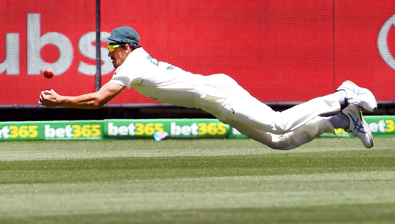 TOPSHOT - Australia's Mitchell Starc drops a catch from Indian batsman Ajinkya Rahane on the fourth day of the second cricket Test match between Australia and India played at the MCG in Melbourne on December 29, 2020. (Photo by WILLIAM WEST / AFP) / --IMAGE RESTRICTED TO EDITORIAL USE - NO COMMERCIAL USE--