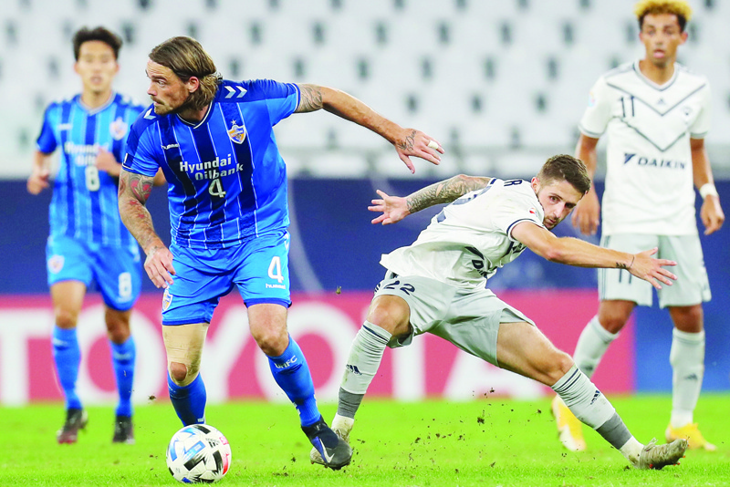 Ulsan's defender Dave Bulthuis (L) is marked by Melbourne's midfielder Jake Brimmer (R) during the AFC Champions League round of 16 football match between Korea's Ulsan Hyundai and Australia's Melbourne Victory on December 6, 2020 at the Education City Stadium in the Qatari city of Ar-Rayyan. (Photo by KARIM JAAFAR / AFP)