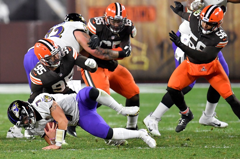 CLEVELAND, OHIO - DECEMBER 14: Trace McSorley #7 of the Baltimore Ravens injures his leg during the fourth quarter in the game against the Cleveland Browns at FirstEnergy Stadium on December 14, 2020 in Cleveland, Ohio.   Jason Miller/Getty Images/AFP